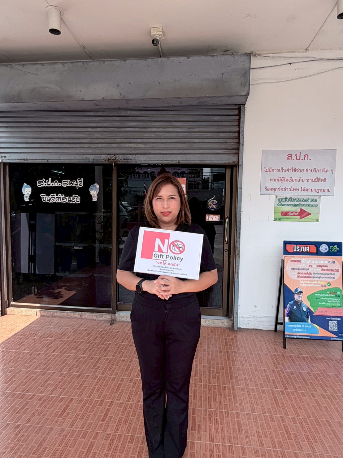 title - สำนักงานการปฏิรูปที่ดินจังหวัดลพบุรี ประกาศเจตนารมณ์เป็นองค์กรคุณธรรม ประจำปีงบประมาณ พ.ศ. 2569 และแสดงออกเชิงสัญลักษณ์ในการต่อต้านการทุจริต สำนักงานการปฏิรูปที่ดินจังหวัดลพบุรี (ส.ป.ก.) นำโดย นางสาววรัญญา นิ่มกุล ปฏิรูปที่ดินจังหวัดลพบุรี พร้อมข้าราชการและเจ้าหน้าที่ ร่วมกันประกาศเจตนารมณ์เป็นองค์กรคุณธรรม ประจำปีงบประมาณ พ.ศ. 2569 และแสดงออกเชิงสัญลักษณ์ ในการต่อต้านการทุจริต และนโยบาย No Gift Policy ไม่รับของขวัญและของกำนัลทุกชนิดจากการปฏิบัติหน้าที่ และประพฤติปฏิบัติตนในสัมมาอาชีพ ดำรงตนเป็นแบบอย่างที่ดี กล้ายืนหยัดในสิ่งที่ถูกต้อง โดยยึดประโยชน์ส่วนรวมเป็นหลัก พร้อมปฏิบัติหน้าที่อย่างเป็นธรรม ด้วยความซื่อสัตย์ สุจริต โปร่งใส ยึดมั่นคุณธรรม จริยธรรม เป็นสำคัญ ในวันที่ 8 เมษายน 2569 ณ สำนักงานการปฏิรูปที่ดินจังหวัดลพบุรี